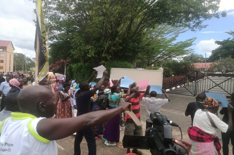 Some of the Kony war victims protesting at the State Lodge gate in Arua in June last year. Photo by Andrew Cohen Amvesi