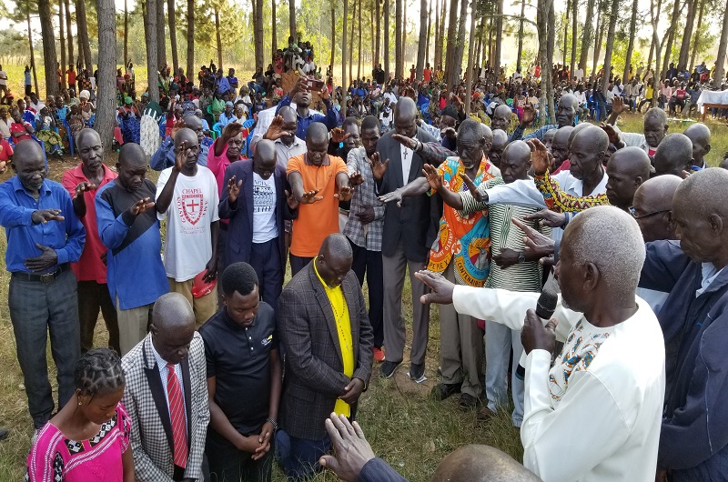 Residents join Rev. Canon Adiburu in praying for Atiku, Dangote and other leaders on Saturday