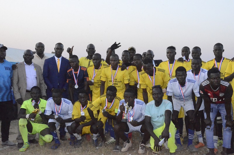 Uhuru (in yellow tie) joins other leaders in a group photo with the players of the finals on Thursday