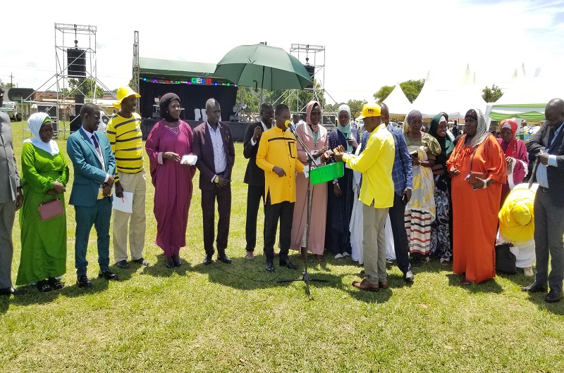 Sam Wadri Nyakua rallying local leaders to give towards the construction of Irishad mosque