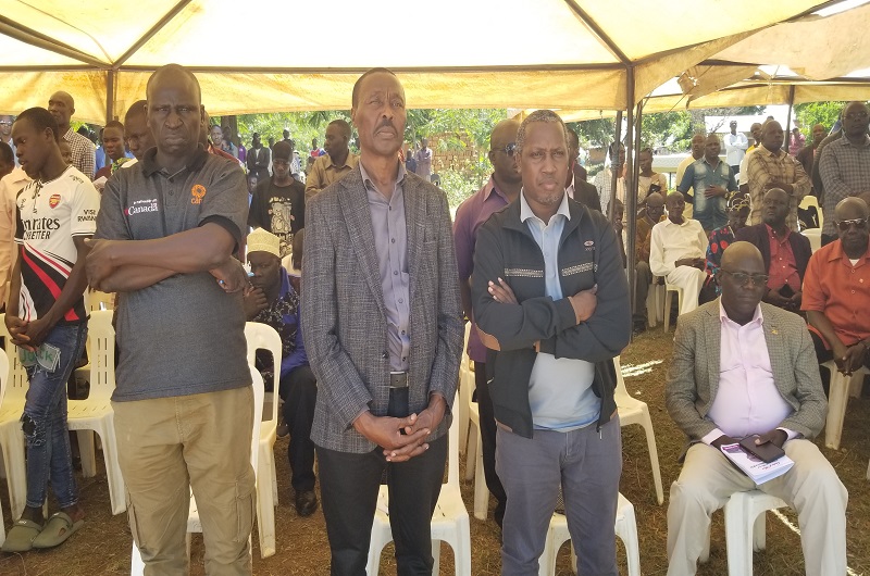 Wilfred Saka (L) joined Mugisha Muntu and Gerald Karuhanga, the former Ntungamo Municipality MP in the burial of Achidri Benard on Wednesday
