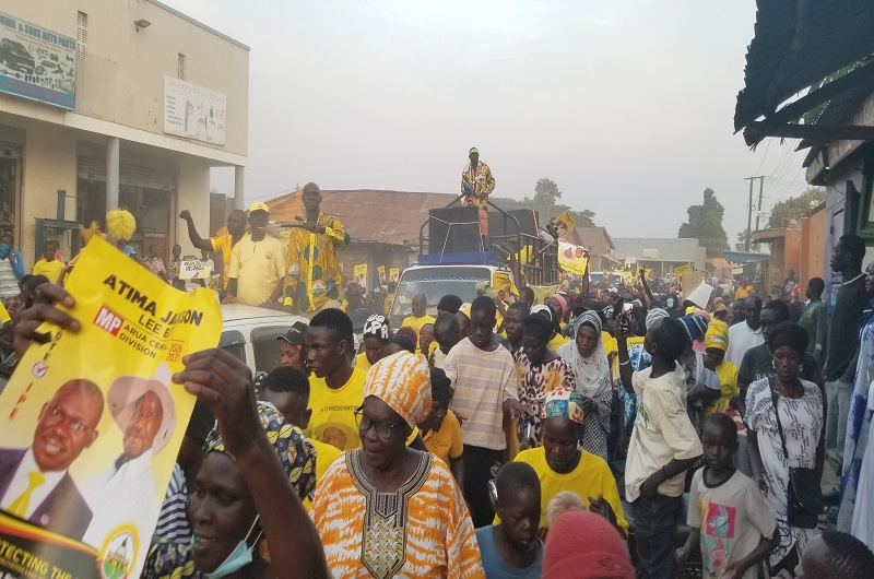 A mammoth crowd escorting MP Atima shortly after his rally in Pangisa ward on Friday. Photo Credit, Andrew Cohen Amvesi
