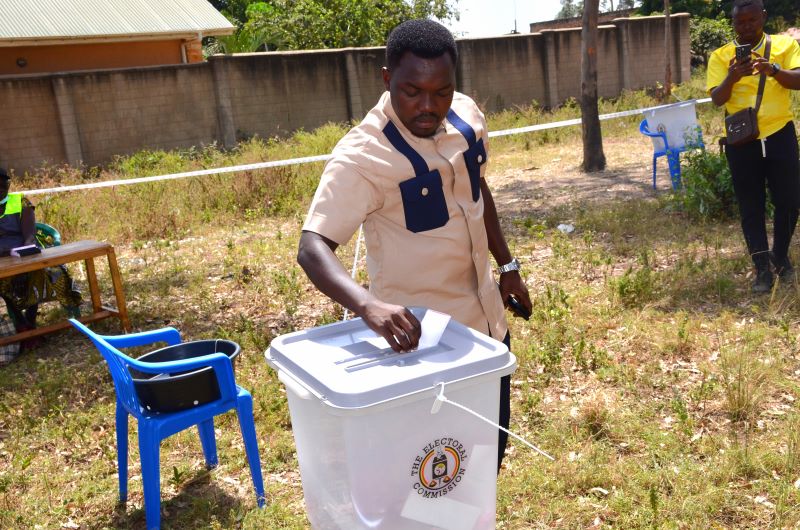 Alionzi Lawrence while casting his vote on Thursday. Photo Credit, Andrew Cohen Amvesi