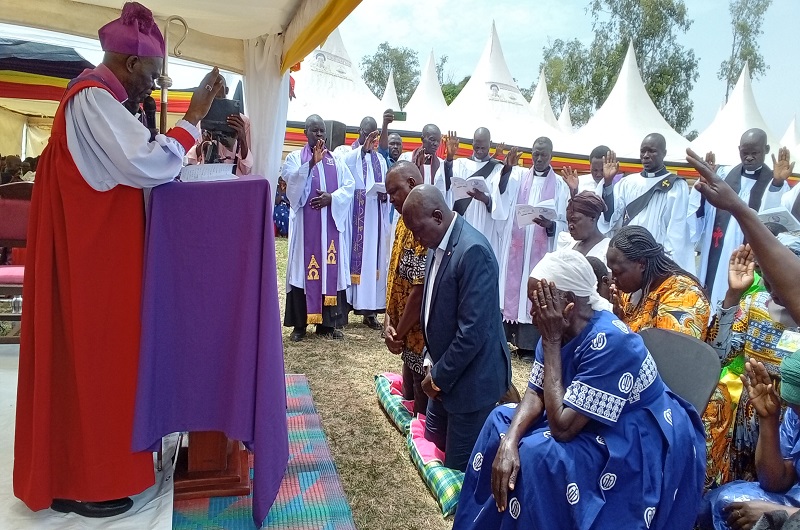 Bishop Andaku blesses Dramviku and Babanga during the function on Saturday. Photo Credit; Andrew Cohen Amvesi