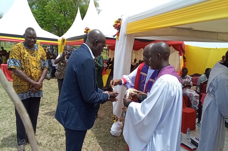 Dramviku receives the Holy Communion from Bishop Andaku during the thanks-giving service on Saturday. Photo Credit; Andrew Cohen Amvesi