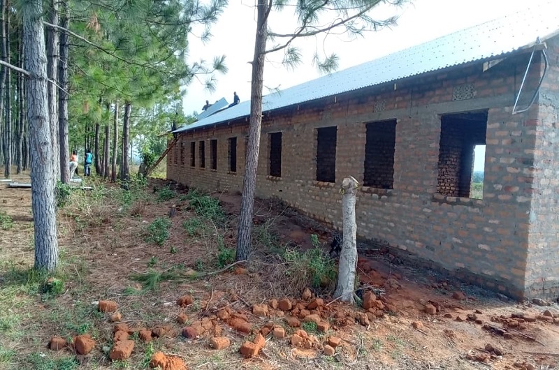 Workers finalizing the roofing of the new classroom block constructed by Nelson Uhuru at Nyadule Hill PS on Thursday. Photo Credit; Andrew Cohen Amvesi