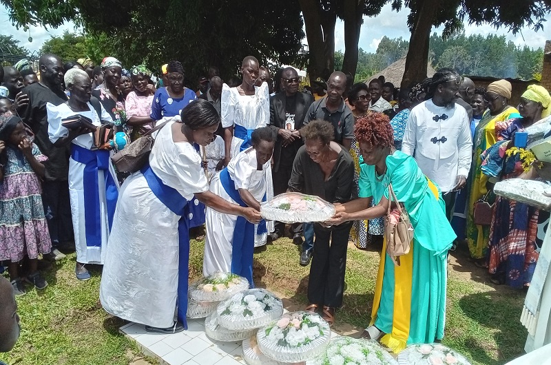 Relatives laying a wreath on the grave of Late Edemaga on Saturday. Photo Credit; Andrew Cohen Amvesi
