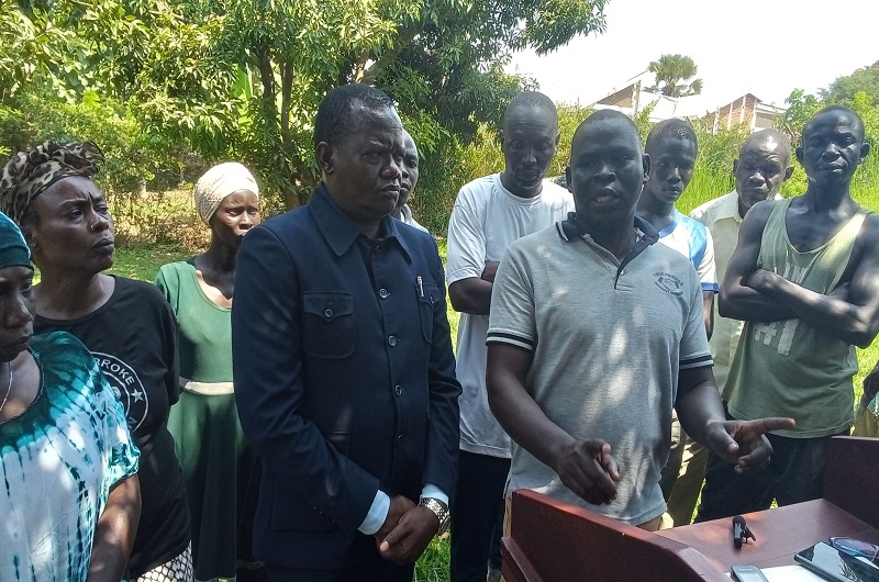A resident stresses a point on the incident during the press conference on Saturday. Photo Credit; Andrew Cohen Amvesi