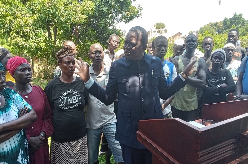 MP Fungaroo while addressing the media on the incident before his neighbours on Saturday. Photo Credit; Andrew Cohen Amvesi