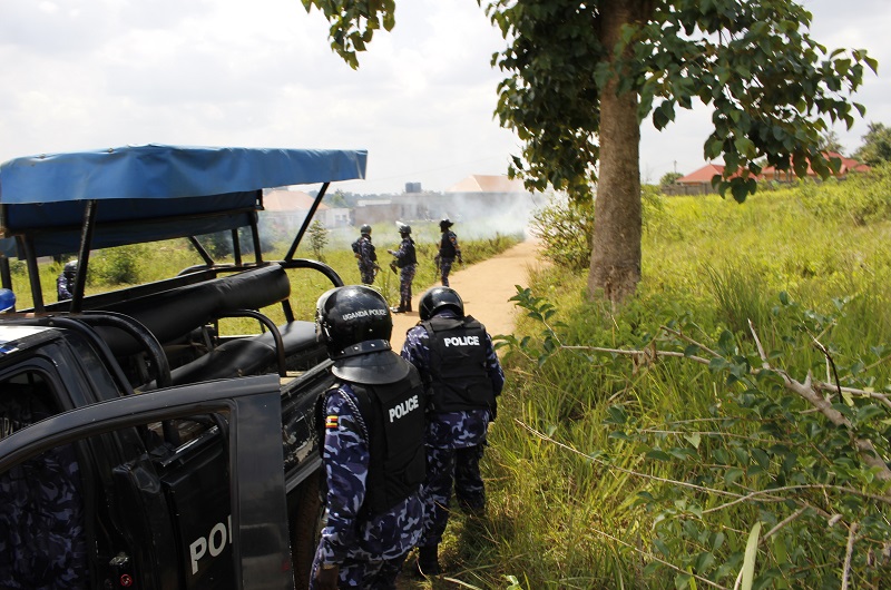 Police uses tear gas to dispurse the angry Ayibiri cell residents on Tuesday