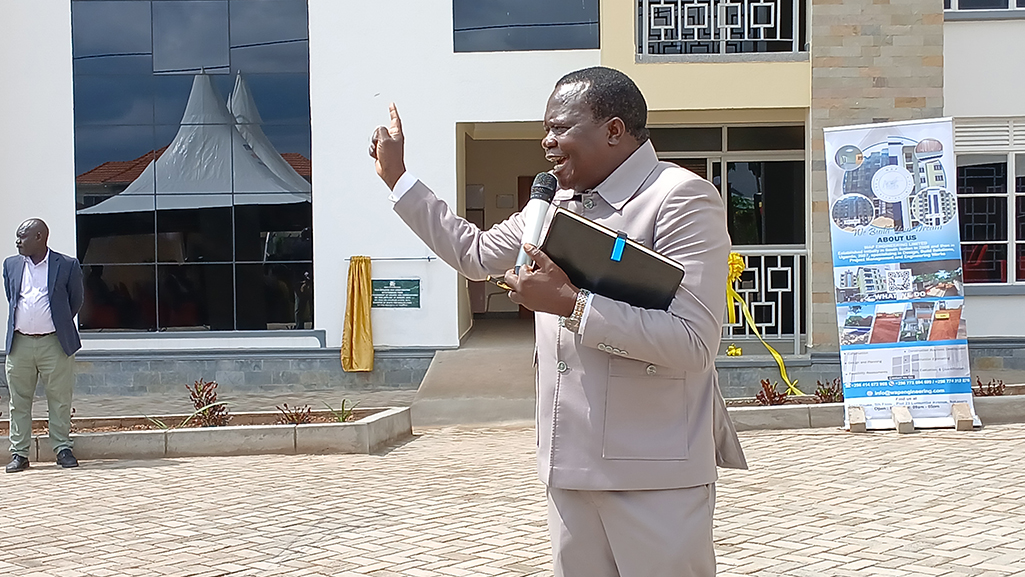 Hon. Fungaro Kaps Hassan, the chairperson West Nile parliamentary Caucus, urging the government to upgrade Arua Hospital to National Referral hospital. Photo by Matata Benzamin