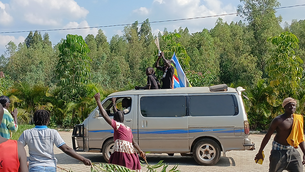 The team arrival from Tanzamin with the trophy on Monday where they were cheered by supporters. Photo by Matata Benzamin