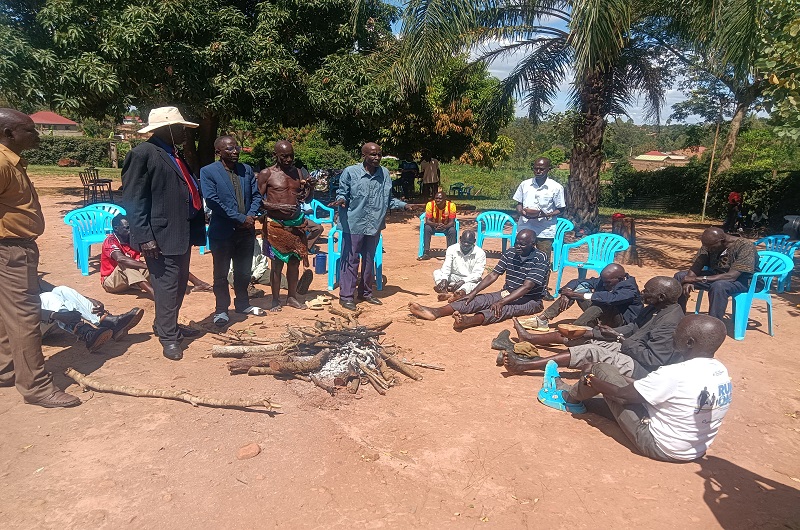 Rival Lugbara Kari members expressing their dissatisfaction by gathering around fire in Onduparaka on Saturday
